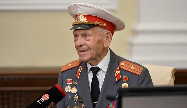 Руководство УВД по САО поздравило ветерана Великой Отечественной войны, майора милиции в отставке Александра Дьяконова с 95-летним юбилеем